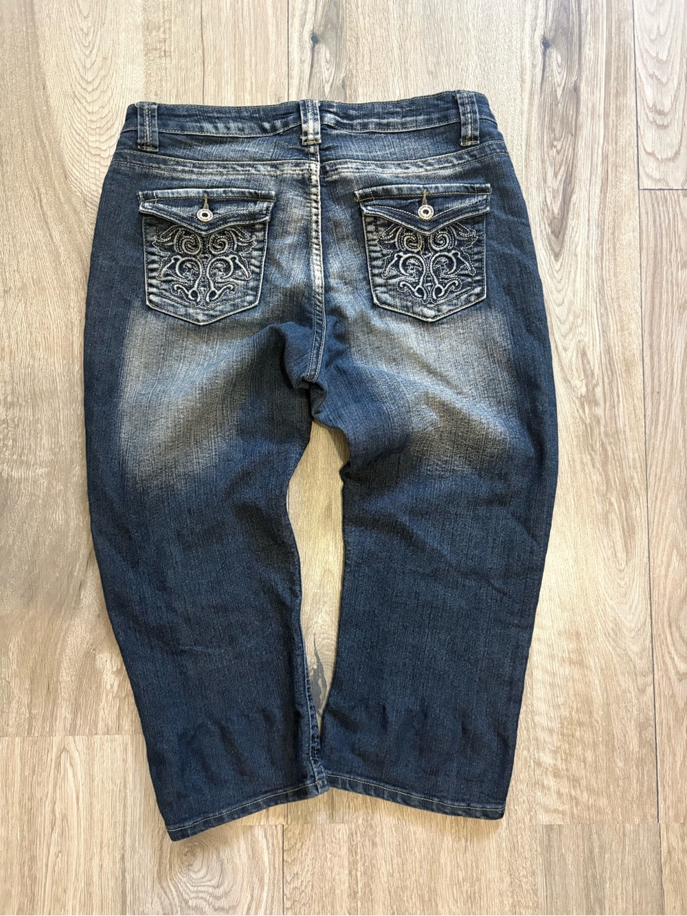 Women's Suko Dark Wash Embroidered Back Pocket capris